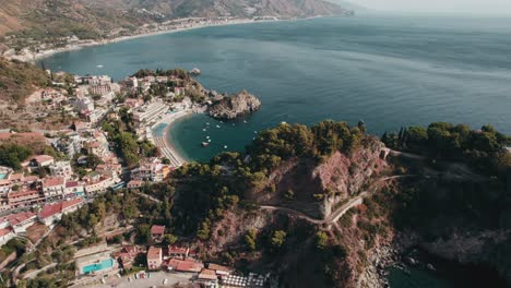 Vista-Aérea-De-Isola-Bella,-Taormina-En-Sicilia,-Italia