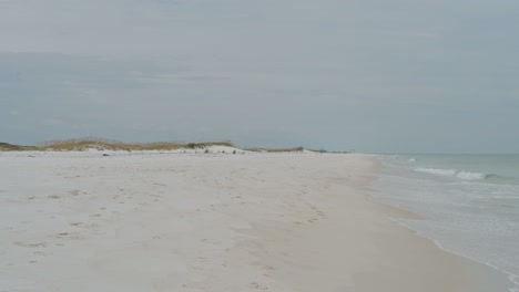 Dünen-Mit-Seehafer-An-Der-Nationalen-Küste-Seit-Klarem-Himmel,-Weißem-Sand,-Klarem-Smaragdgrünem-Wasser-Von-Pensacola-Nach-Navarra-Beach