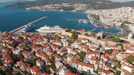 Luftaufnahmen-Von-Sehenswürdigkeiten-Der-Altstadt-Von-Kavala-Und-Hafen-Mit-Kreuzfahrtschiffen,-Filmisches-4k-Material