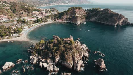 Vista-Aérea-De-Isola-Bella-En-Taormina,-Sicilia,-Italia