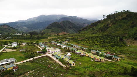 Vista-Aérea-De-Phuoc-Binh-Vietnam-Rag-Lai-Campo-Rural-Con-Aldea-Basada-En-La-Agricultura-En-Las-Montañas