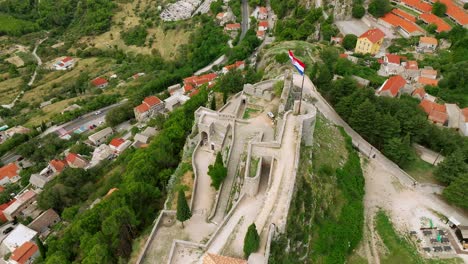 Aerial-reveal-over-the-fortress-of-Klis-in-Split,-Croatia