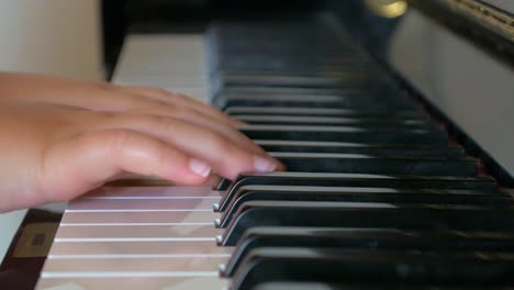 Junges-Mädchen,-Das-Lernt,-Klavier-Zu-Spielen,-Hautnah-An-Händen-Und-Fingern