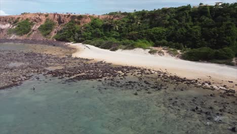 Pipa-Chapadao-Kristallklares-Wasser-Schwenkt-über-Den-Brasilianischen-Liebesstrand-Pipa-Beach,-Brasilien-Per-Drohne-4k