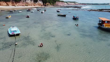 Schwenken-über-Kleine-Boote-In-Kristallklaren-Brasilianischen-Gezeitenbecken