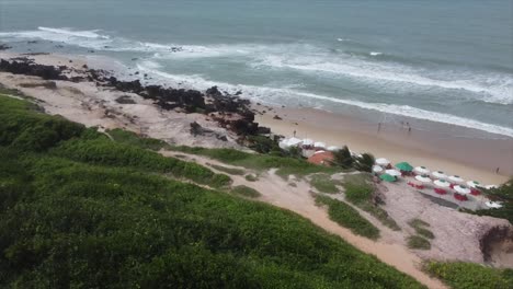 Hermosos-Senderos-Brasileños-Con-Vistas-A-La-Playa,-Sombrillas-Y-Bares