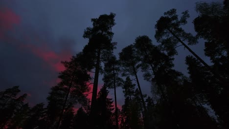 Hellrosa-Streifen-Erscheinen,-Wenn-Der-Sonnenuntergang-Von-Einer-Schweren-Bewölkten-Wolke-Reflektiert-Wird