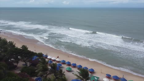 Brasilianische-Klippentreppe-Hinunter-Zu-Strandbars-Und-Klippen-Und-Einem-Herrlichen-Atlantik