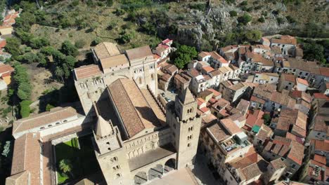 Luftaufnahmen-Per-Drohne,-Die-Die-Kathedrale-Von-Cefalu-In-Sizilien,-Italien,-Umkreisen