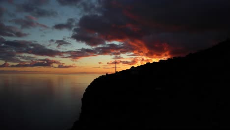 Rote-Wolken-Spiegeln-Sich-Bei-Sonnenuntergang-Im-Ozean-Einer-Tropischen-Insel-Wider,-4k-Zeitraffer