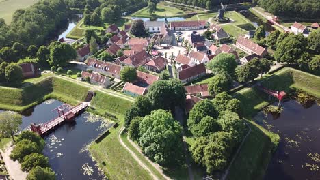 Das-Vesting-Dorf-Bourtange-In-Den-Niederlanden-Bildet-Eine-Drohnenperspektive