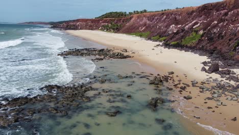 Pipa-Chapadao-Schwenken-Unter-Klippen-Am-Brasilianischen-Strand-Mit-Klarem-Wasser-Und-Schönheit