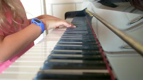 Niña-Aprendiendo-A-Tocar-El-Piano-Brazos-Y-Manos-De-Tiro-Medio