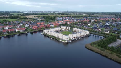 Hermosa-Toma-De-Un-Dron-Temprano-En-La-Mañana-Del-Pueblo-De-Meerstad-En-Groningen,-Países-Bajos
