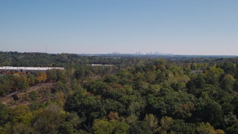 Skyline-Von-Atlanta-Von-Außerhalb-Des-äußeren-Gürtels