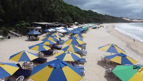 Dröhnen-über-Sonnenschirmen,-Stühlen-Und-Brasilianischen-Bars-Am-Strand-Im-Tropischen-Nordosten