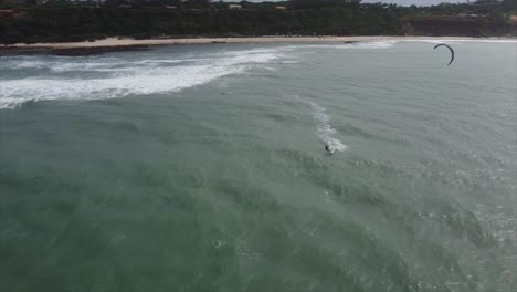 Kitesurfen-Am-Love-Beach-In-Brasilien-Mit-Klippen-Und-Weißem-Sand