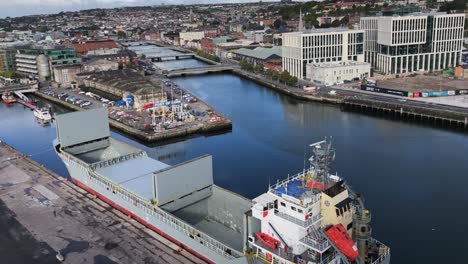 Leeres-Schüttgutschiff-Vor-Anker-In-Kennedy-Marina-Im-Hafen-Von-Cork,-Irland