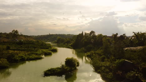Phuoc-Binh-Ländliche-Landschaft-Von-Vietnam-Drohne-Enthüllen-Malerischen-Fluss-Bei-Sonnenuntergang