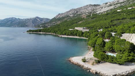 Low-angle-Drone-travelling,-sideways-left-Brela-beach-Croatia