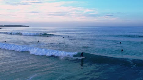 Luftaufnahme-Eines-Surfers,-Der-Die-Welle-Am-Berria-Beach-In-Kantabrien,-Spanien,-Reitet