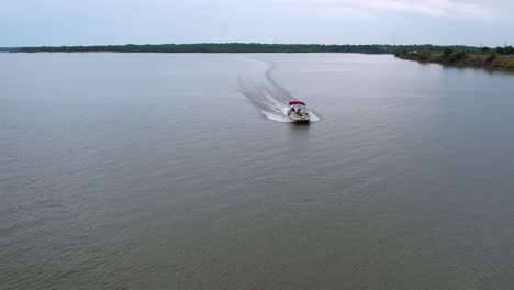 Pontoon-Boat-Riding-across-Eufaula-Lake-Drone-Shot
