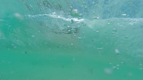 Kristallklare-Welle,-Die-In-Zeitlupe-Am-Kleinen-Strand-In-Der-Bucht-Von-Zwei-Völkern,-Albany,-Westaustralien,-Bricht