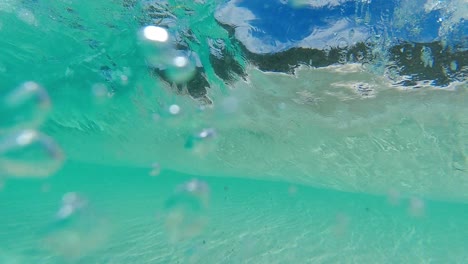 Kristallklare-Welle,-Die-Sich-In-Zeitlupe-An-Einem-Kleinen-Strand-In-Der-Bucht-Von-Zwei-Völkern,-Albany,-Westaustralien,-Bricht-4