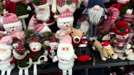 Anzeige-Von-Weihnachtlichen-Stofftieren-In-Einem-Kaufhaus