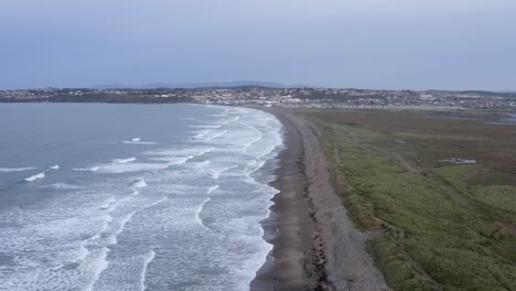 Dämmerungsantenne:-Wellen-Brechen-Am-Strand-Von-Tramore-Strand-In-Südirland