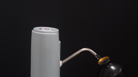 Wasserspenderpumpe-Weitsicht-Schwarzer-Hintergrund-Mit-Handfüllendem-Wasser