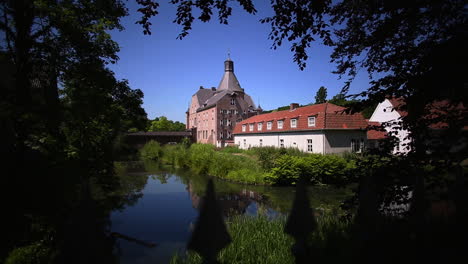 Schloss-Aldenghoor-In-Haelen,-Limburg,-Niederlande,-Mit-Eisenzaun-Im-Vordergrund