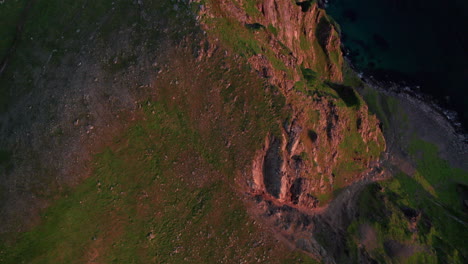 Luftbild-Von-Oben-Nach-Unten-Auf-Eine-Steile-Bergklippe-Und-Einen-Malerischen-Blick-Auf-Das-Norwegische-Meer,-Matinden,-Andoya,-Vesteralen