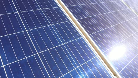 Nahaufnahme-Des-Blauen-Photovoltaikmoduls-Absorbiert-Sonnenenergie,-Grünes-Stromkonzept