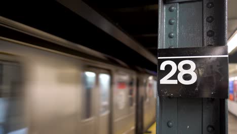 El-Metro-Pasa-Por-La-Estación-De-La-Ciudad-De-Nueva-York