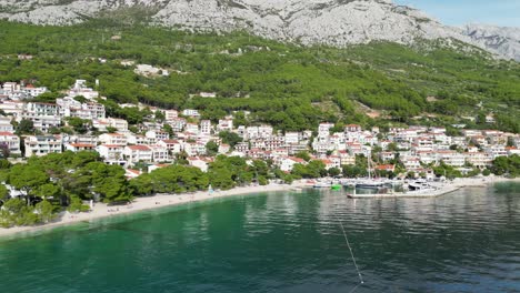 Stadt-Brela-Hafen-Kroatien-Drohne-Luftbild