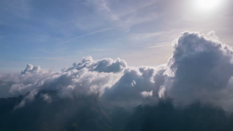 Zeitraffer-Von-Wolken,-Die-Schnell-über-Die-Spitze-Einer-Bergkette-Ziehen