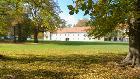 Herbstfarben-Durch-Einen-Baumpark-Mit-Fallenden-Blättern-Und-Ravne-Castle-Im-Hintergrund