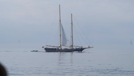 Fishing-Schooner-Replica-Ship-Touring-Passengers-On-The-Sea-In-Algarve,-Portugal