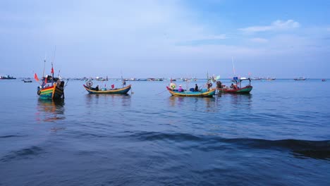 Eine-Gruppe-Kleiner,-Farbenfroher-Vietnamesischer-Fischerboote-Kehrt-Nach-Einer-Nacht-Auf-See-An-Land-Zurück