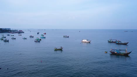 Lange-Luftfahrt-Von-Fischerbooten,-Die-Rund-Um-Den-Marina-In-Vung-Tau-In-Vietnam-Verankert-Sind