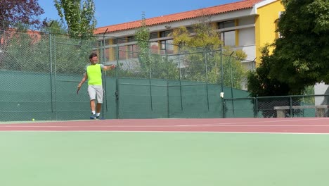 Ein-Junger-Mann-Spielt-Eine-Tennis-Rückhand-Mit-Spin-Shot-In-Zeitlupe