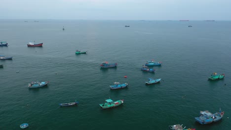 Kamerafahrt-Aus-Der-Luft-Eines-Kleinen-Vietnamesischen-Fischerbootes,-Das-Nach-Einer-Nacht-Auf-See-In-Den-Hafen-Zurückkehrt