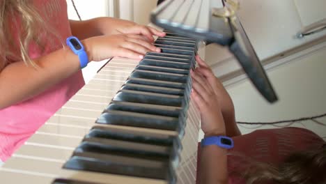 Junges-Mädchen,-Das-Lernt,-Klavier-Zu-Spielen,-Mittlere-Schussarme-Und-Hände