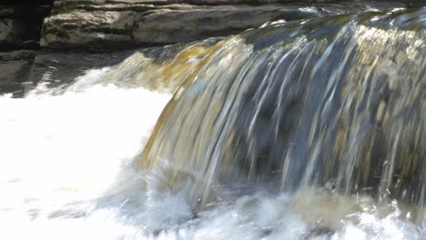 Schöne-Fließende-Wasserfallkaskade-Yorkshire-Am-Sonnigen-Tag-2