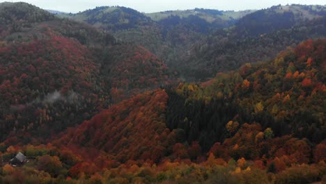 Luftbild-Eines-Landhauses-In-Einem-Tal-Mit-Herbstfarbenen-Bäumen,-Neigung-Nach-Oben