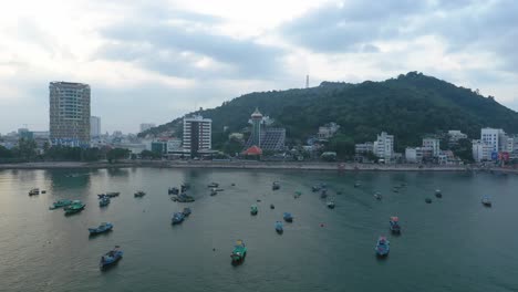 Vung-Tau,-Vietnam-Am-Frühen-Morgen-Luftfahrt-Mit-Fischerbooten-Und-Wahrzeichen-Des-Marinabereichs