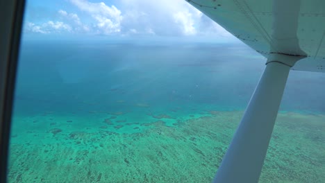 Great-Barrier-Reef-Rundflug-Luftaufnahme-Aus-Dem-Flugzeugfenster