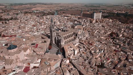 Eine-Rückwärtige-Drohnenaufnahme-Von-Toledo-Und-Seiner-Kathedrale-Bei-Sonnenaufgang
