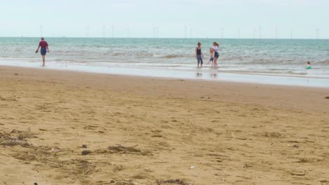 Formby-Beach-Playa-Costera-Británica-Con-Parque-Eólico-En-El-Horizonte-2